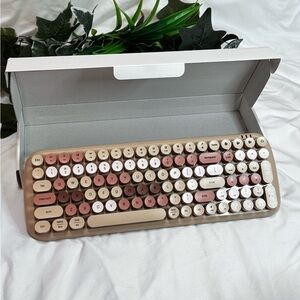 Retro Style Bluetooth Keyboard with Neutral Keys